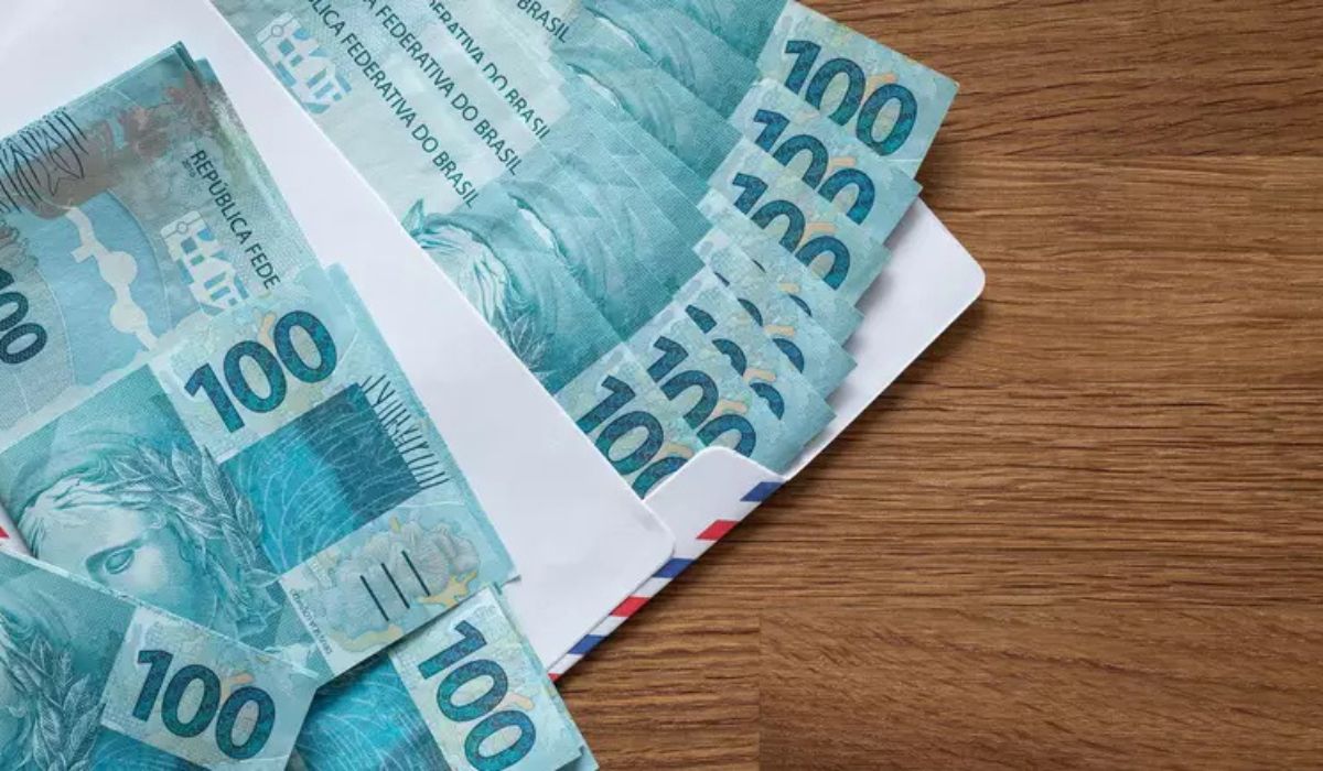 Embora a previsão inicial fosse maior, o novo salário mínimo 2026 ficou em R$ 1.621 devido à queda na inflação oficialFoto: Monitor do Mercado