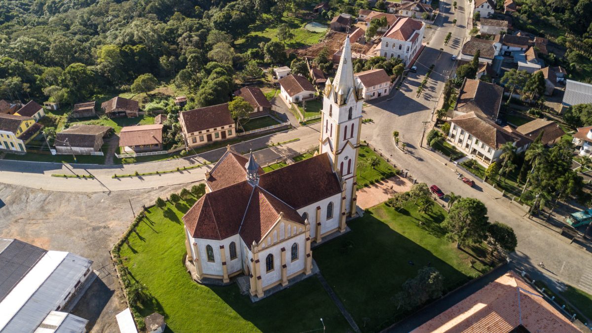 Igreja construída sobre cemitério indígena já foi atacada por rojão e é considerada a maior erguida por imigrantes poloneses na América Latina