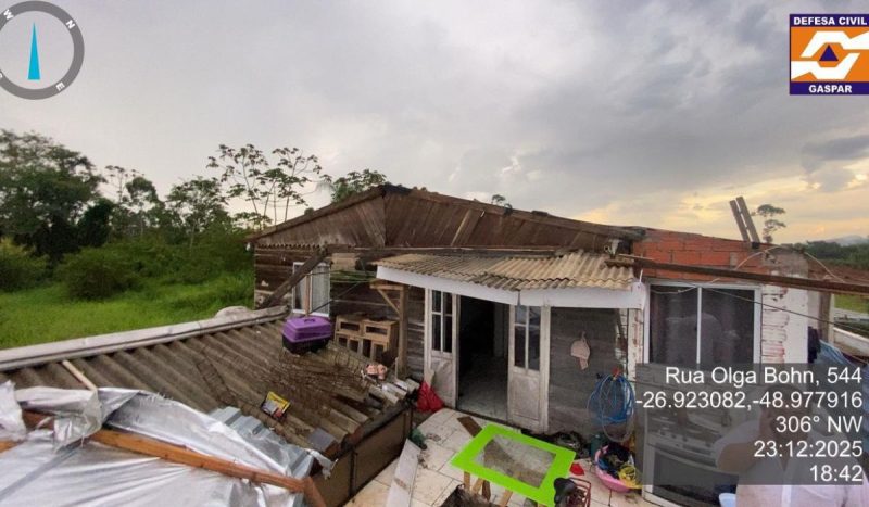 Temporal em Gaspar derruba outdoor, destelha casas e alaga ruas - Divulgação/Prefeitura de Gaspar/ND Mais