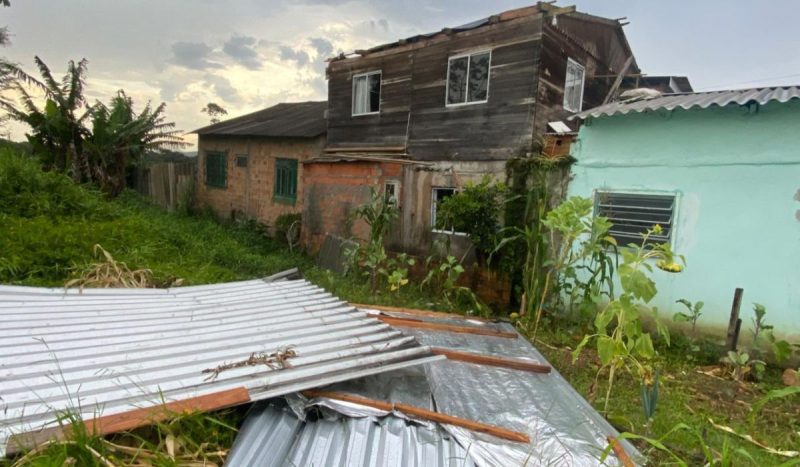 Temporal em Gaspar derruba outdoor, destelha casas e alaga ruas - Divulgação/Prefeitura de Gaspar/ND Mais