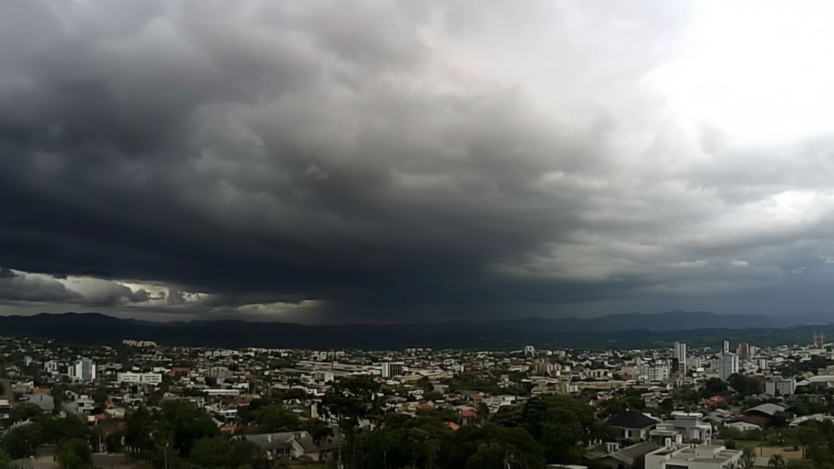 O corredor de umidade da ZCAS (Zona de Convergência do Atlântico Sul) se estende da Amazônia ao Sudeste, concentrando chuvas extremas em quatro estadosFoto: Reprodução/Clima ao vivo/ND Mais