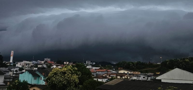 Temporal atingiu o município na tarde de segunda-feira (22) - Reprodução/Redes sociais