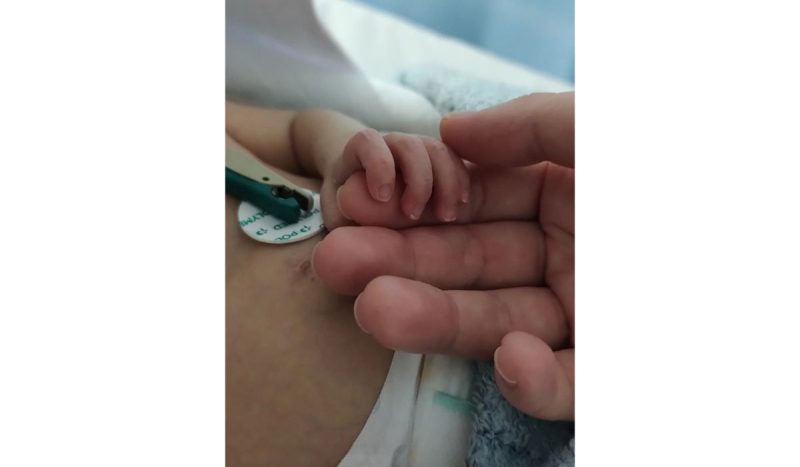 Cecília ficou 235 dias internada no Hospital Infantil de Joinville - video-mae-e-bebe-de-sc-recebem-surpresa-emocionante-da-familia-apos-235-dias-no-hospital (4)