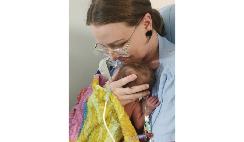 Chirlei Kohls compartilhou a rotina com a filha no hospital através das redes sociais - video-mae-e-bebe-de-sc-recebem-surpresa-emocionante-da-familia-apos-235-dias-no-hospital (5)