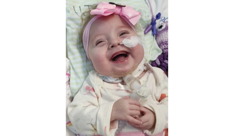 Bebê Cecília recebeu alta nesta sexta-feira (5) - video-mae-e-bebe-de-sc-recebem-surpresa-emocionante-da-familia-apos-235-dias-no-hospital (7)