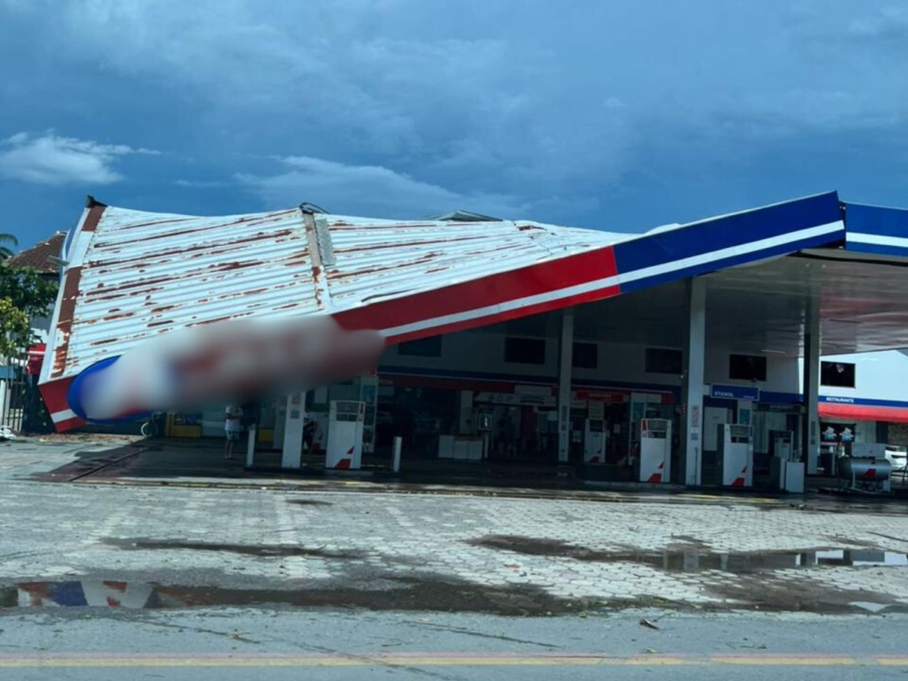 Vendaval derruba teto de posto em Pomerode
