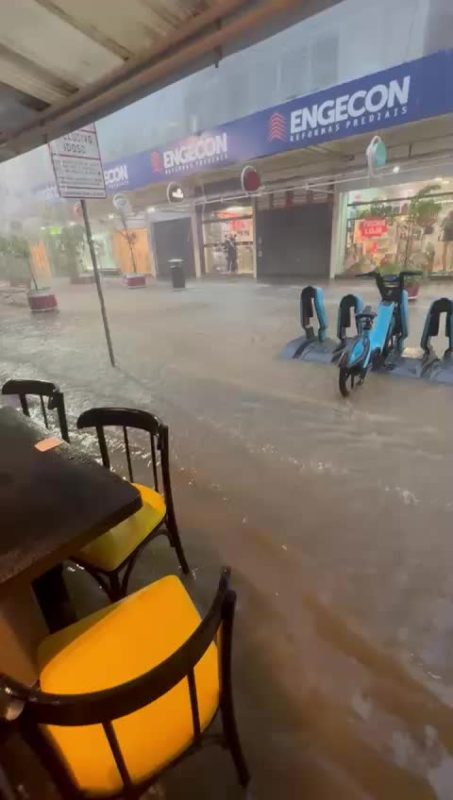 Rua no Centro de Florianópolis está alagada por conta das chuvas - Ana Schoeller/ND Mais