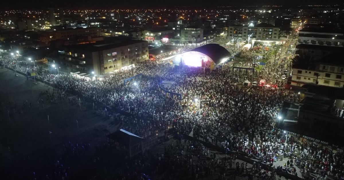 Orla de Balneário Arroio do Silva também ficou lotada durante a queima de fogosFoto: Divulgação/Prefeitura Balneário Arroio do Silva/ND Mais