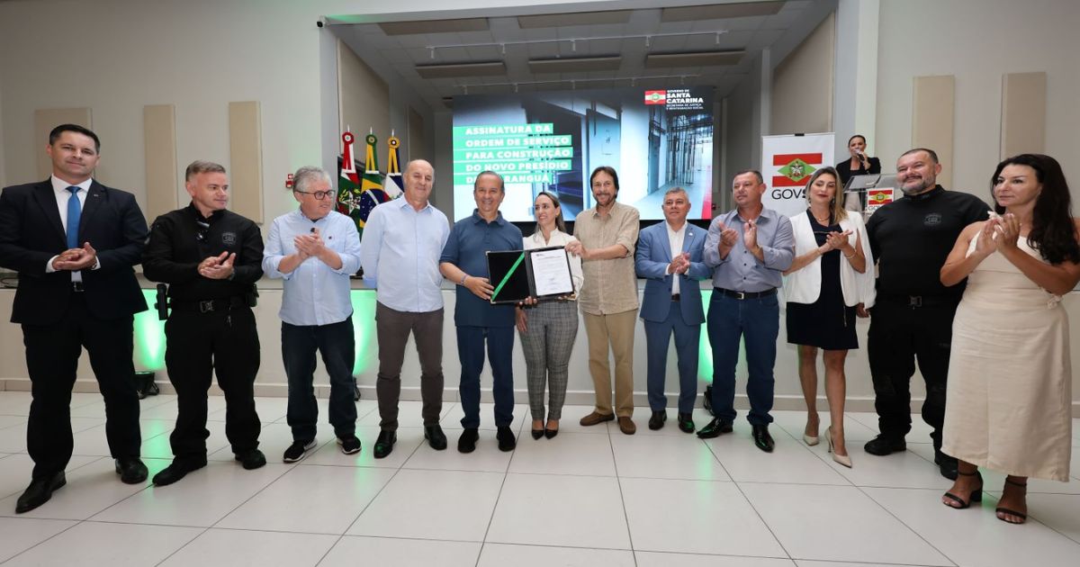 Imagem da equipe do governador Jorginho Mello, juntamente com algumas autoridades do presídio de Araranguá, para relacionar ao fato de que a ordem de serviço para a obra foi assinada nesta sexta 