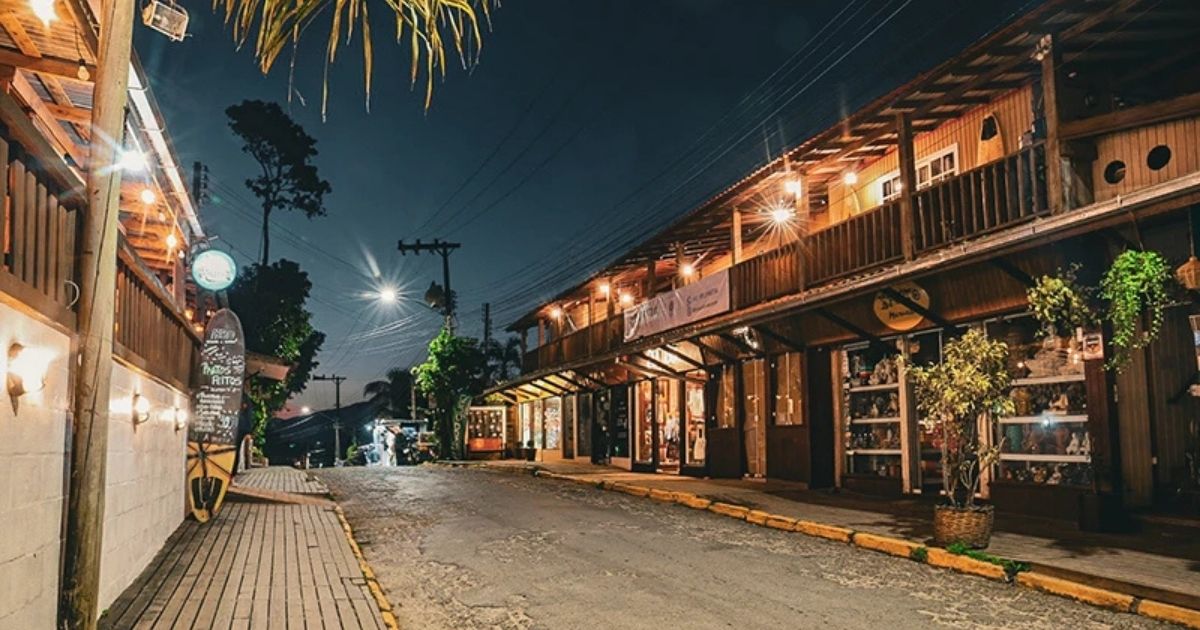‘Centrinho’ da Praia do Rosa traz opções gastronômicas em ImbitubaFoto: Fazenda Verde/Reprodução/ND Mais