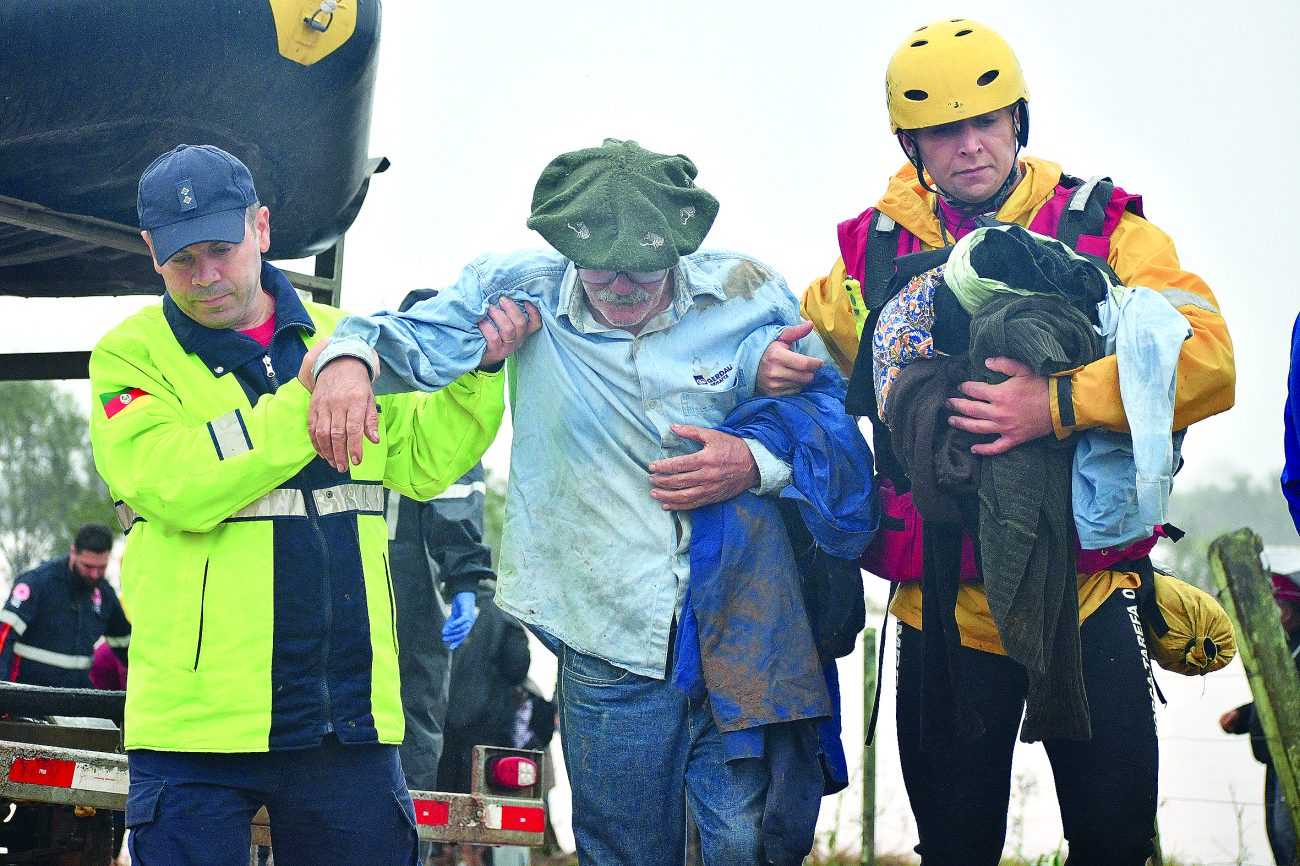 Operações como esta,de apoio nas enchentes de 2024 no RS, ensejaram a adoção de práticas mais efetivas de resgate e salvamentoFoto: Divulgação/CBMSC/ND