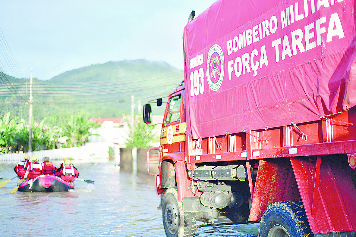 Trabalho nas grandestragédias conta com parceria com cães eformação de forças-tarefasFoto: Divulgação/CBMSC/ND
