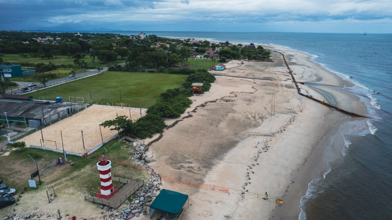 Itapoá passa por obras de alargamento da faixa de areia, parte da praia segue interditadaFoto: Jonatan Klug/NDTV/ND Mais