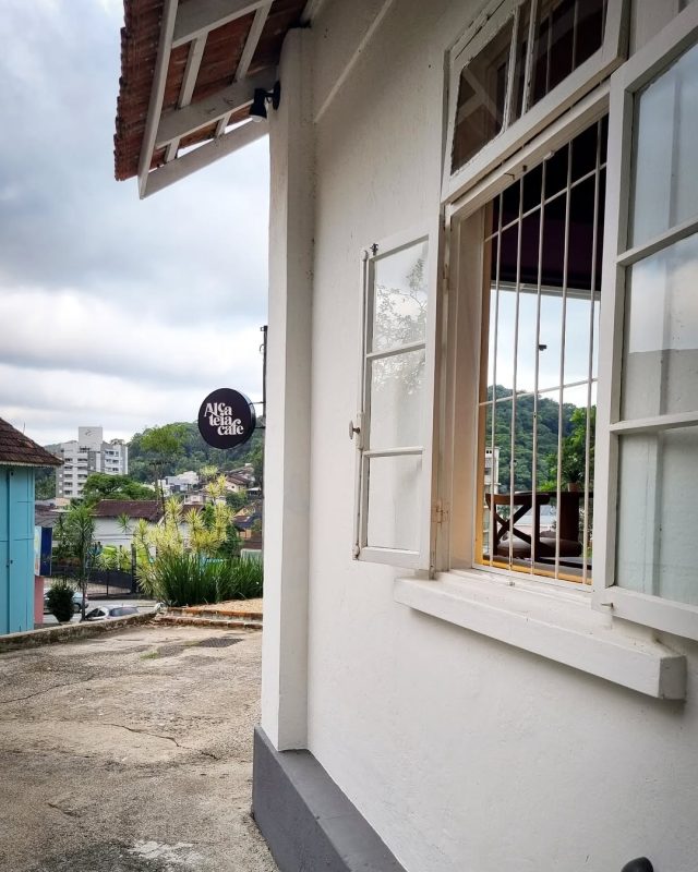 Em uma casa antiga e charmosa no alto de um morro no bairro Glória, o Alcateia Café serve cafés especiais - Divulgação/Alcatéia Café/ND Mais