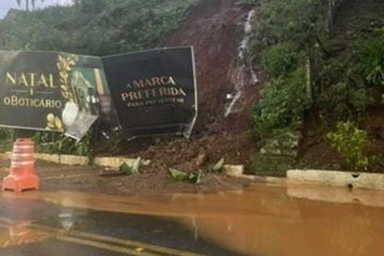 A força da enxurrada provocou alagamentos e resultou em ruas interditadas pela chuva, dificultando a mobilidade no feriadoFoto: Reprodução/ND Mais