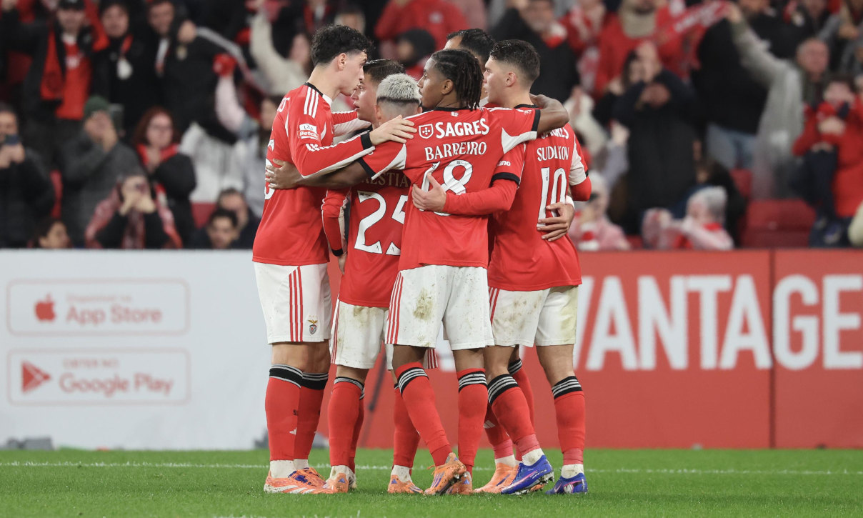 Jogadores do Benfica reunidos comemorando gol