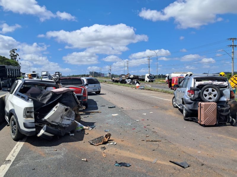 penas uma pessoa ficou presa em um dos automóveis - CBMSC/Divulgação/ND Mais