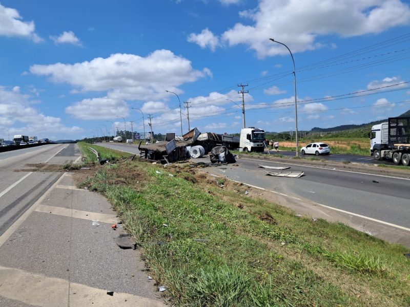 pós a remoção dos veículos e a liberação da pista principal, o tráfego foi normalizado - CBMSC/Divulgação/ND Mais