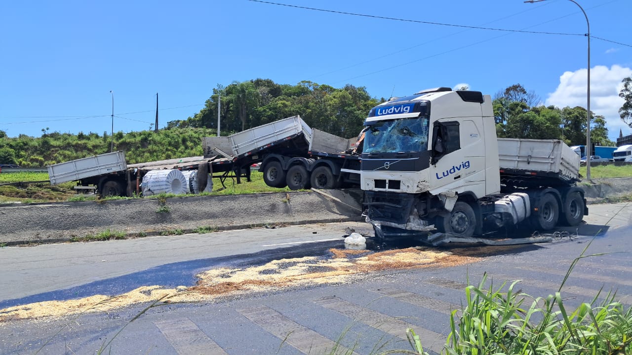 Acidente aconteceu na manhã desta quarta-feira (7), no quilômetro 100 da rodoviaFoto: CBMSC/Divulgação/ND Mais