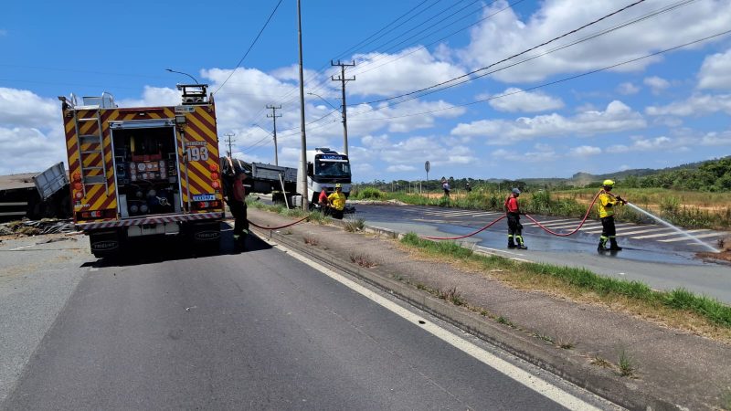 Bombeiros realizaram a limpeza do óleo na pista - CBMSC/Divulgação/ND Mais