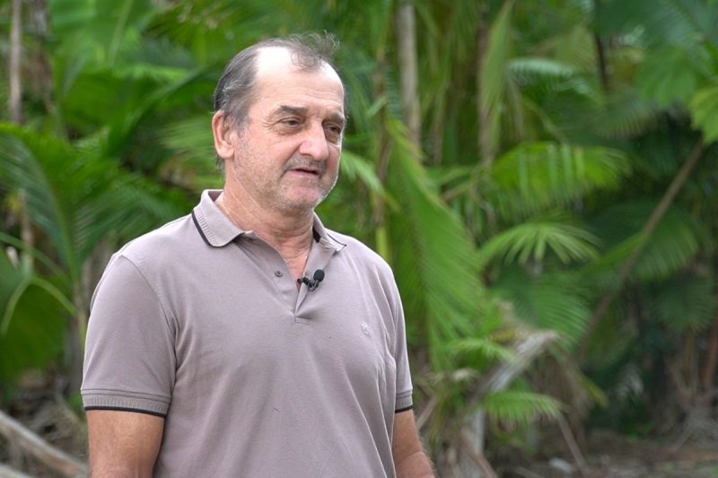 Eloi Lopatiuk cultiva açaí, pupunha e tem criação de tilápia - Reprodução/Jonatan Klug/NDTV/ND Mais