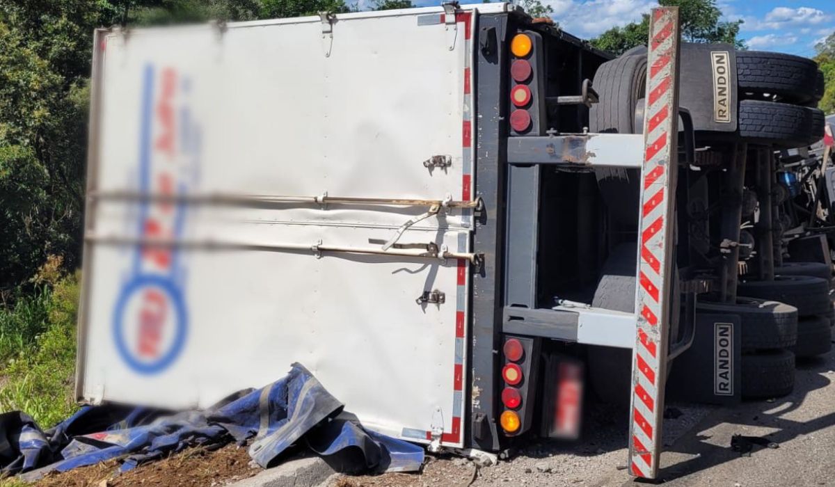Carreta tombada em acidente na SC-135