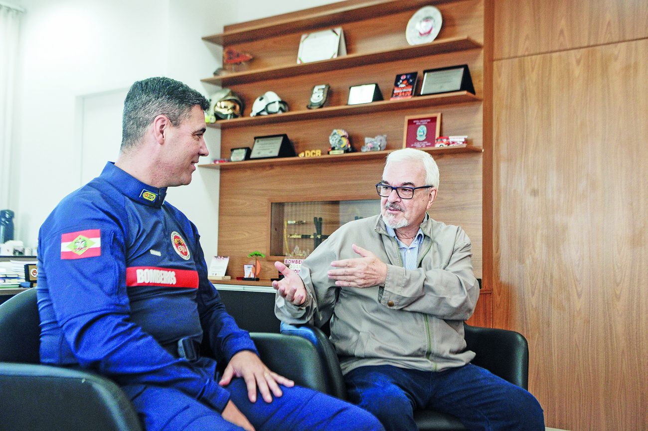 O comandante geral do CBMSC, coronel Fabiano(à esq.), e o autor do livro, jornalista Mário Xavier: obra que conta a história da corporação teve “construção coletiva”Foto: Alan Pedro/ND