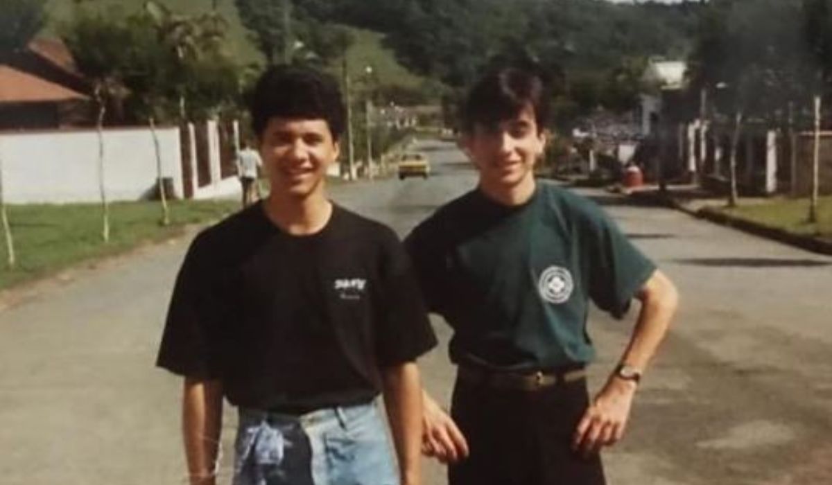 Registro do período em que Padre Fábio de Melo viveu em Jaraguá do Sul ao lado de um amigo de infância, durante o noviciado no fim da década de 1980
