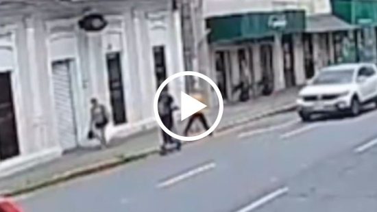VÍDEO: Idosa é atropelada por patinete elétrico no centro de SC