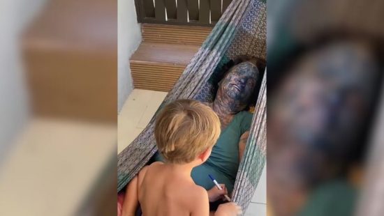 Terror das Canetinhas: criança pinta avó de azul durante sono e vídeo viraliza em SC