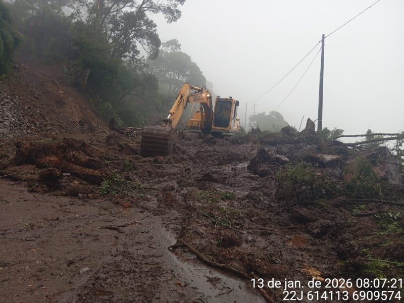 Ações de limpeza da via na SC-112 - Reprodução/PMRv