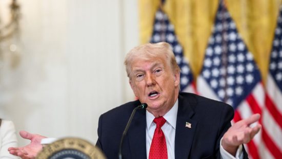 Trump com mancha na mão: sinal roxo levanta teoria sobre saúde do presidente dos EUA; entenda