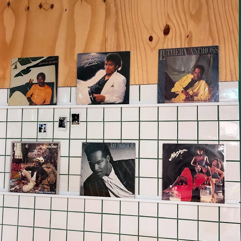 O Easo é um café que traz o tema da discotecagem - Divulgação/Easo Café/ND Mais