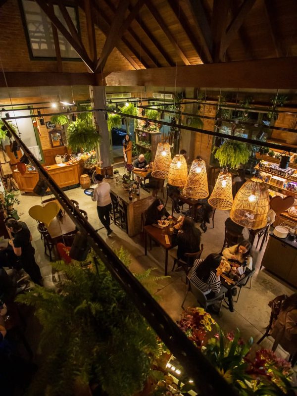 O local oferece uma experiência única e aconchegante, em um local cercado por flores - Divulgação/Empório Flores e Frutos/ND Mais