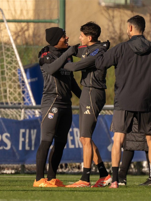 Endrick demonstrou entrosamento com os companheiros em primeiro treino no Lyon - Lyon/Divulgação