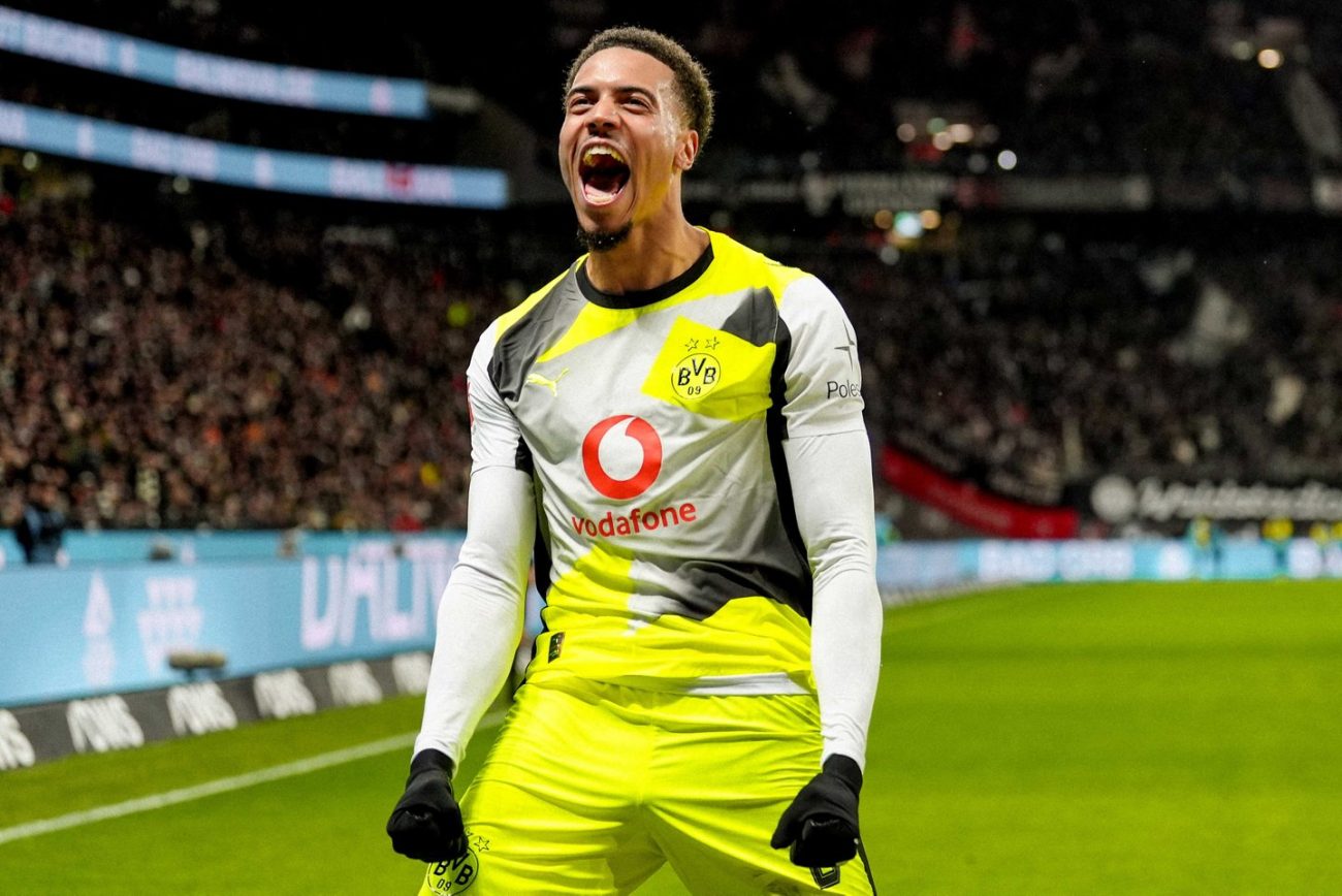 Felix Nmecha comemorando um dos gols do Borussia Dortmund no empate contra o Frankfurt na última rodada da Bundesliga