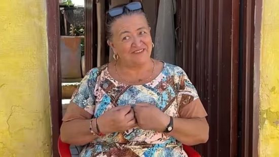 Ganhou dinheiro com fofoca: idosa enriquece e compra casas vendendo ‘bafões’ da vizinhança