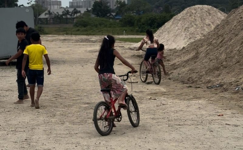 No grupo, há forte presença de mulheres e crianças, fatores que pesam no pedido para melhores condições de acolhimento - Greici Siezemel/NDTV RECORD