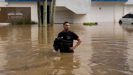 ‘Água na cintura’: influenciador mostra perrengue ao ser surpreendido por temporal em SC