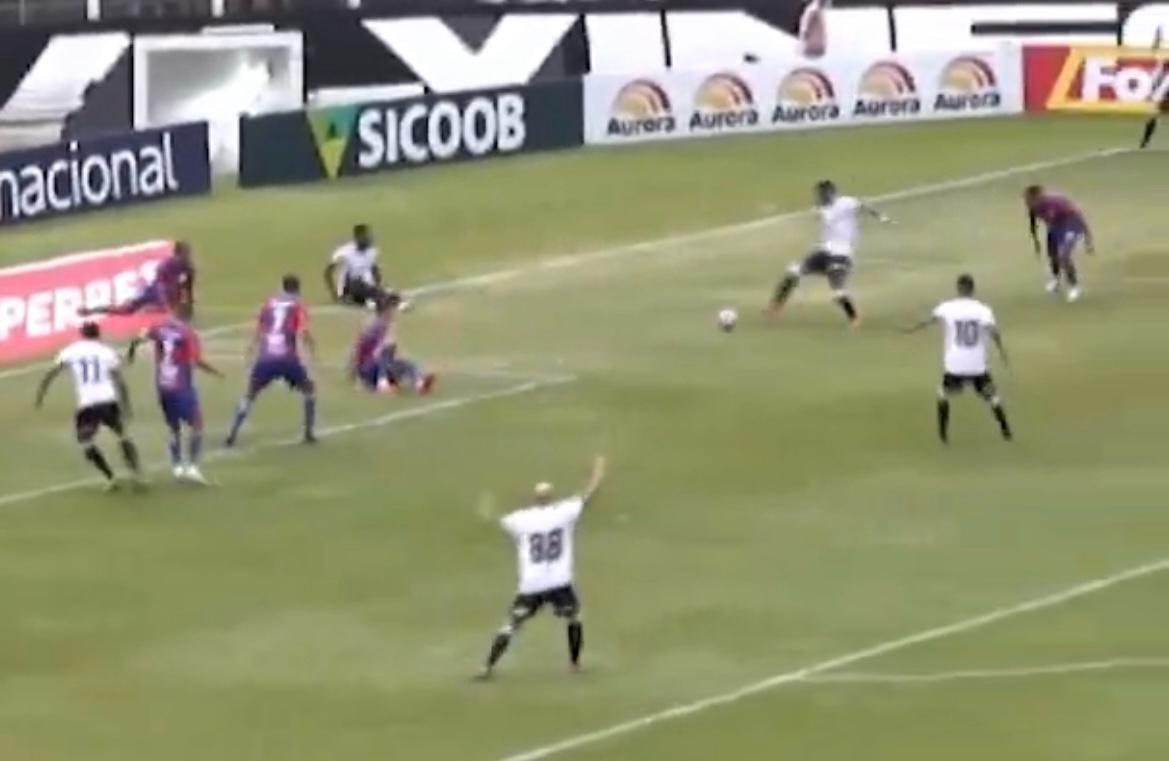 Frame do lance do Léo Maia que gerou o gol do Felipe Augusto do FigueirenseFoto: Frame da internet/ClaudioCathcart/ND