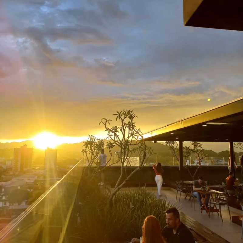 As pessoas frequentam bastante o local para assistir o pôr do sol - Divulgação/Level Roof Top/ND Mais