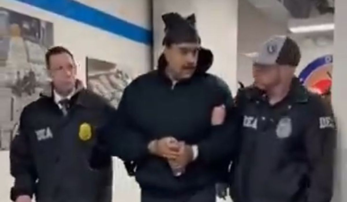 Algemado e escoltado, Maduro foi levado para a prisão em Nova YorkFoto: @PaulDMauro/X/ND