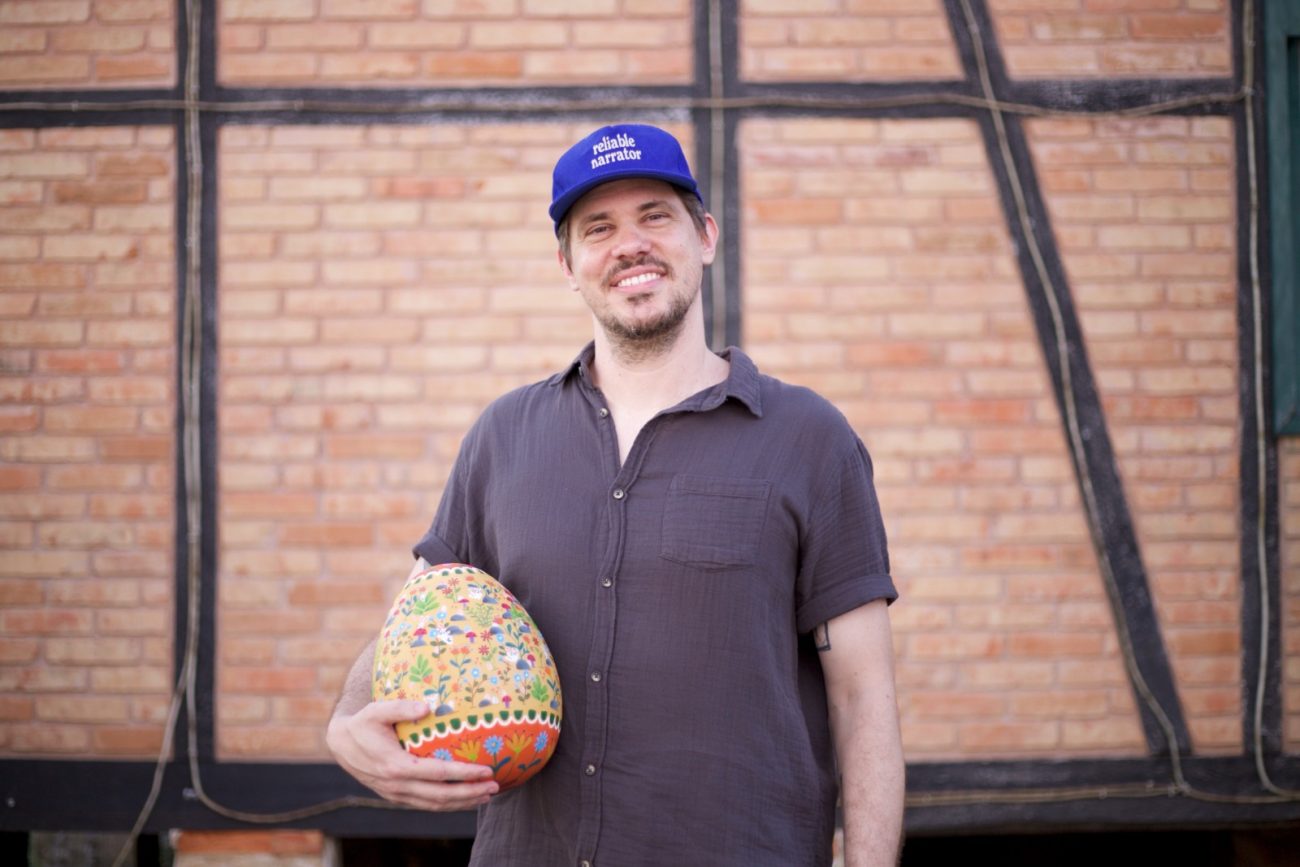 Escritor catarinense premiado, Guilherme Karsten, fez a arte que estampa o ovo gigante da Osterfest em 2026Foto: Divulgação/Osterfest/ND Mais