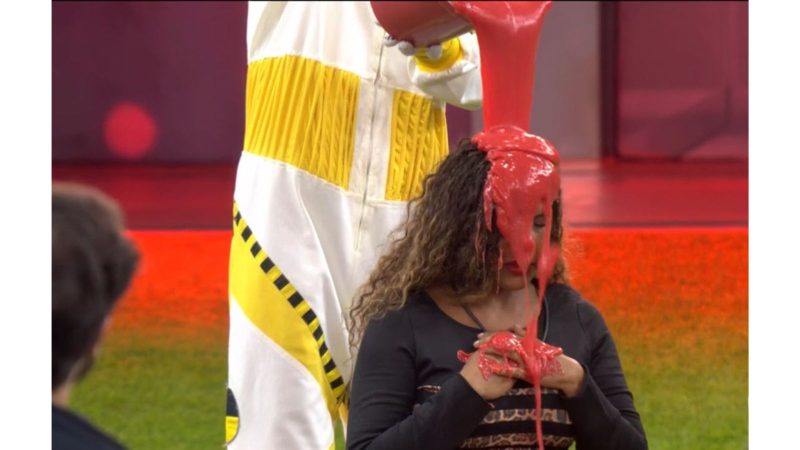 Momento em que a Sol leva gosma na cabeça durante o Sincerão. - Reprodução/Globo