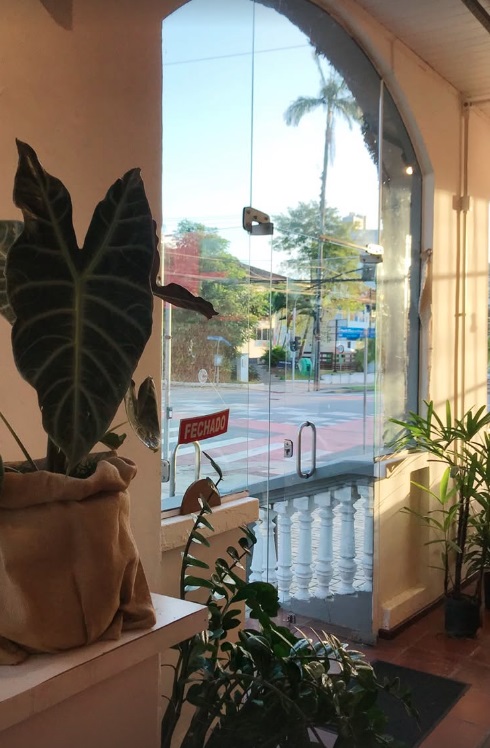 A decoração remete um ambiente aconchegante, com detalhes rústicos, tijolinho e madeira - Divulgação/Mzuri Café/ND Mais