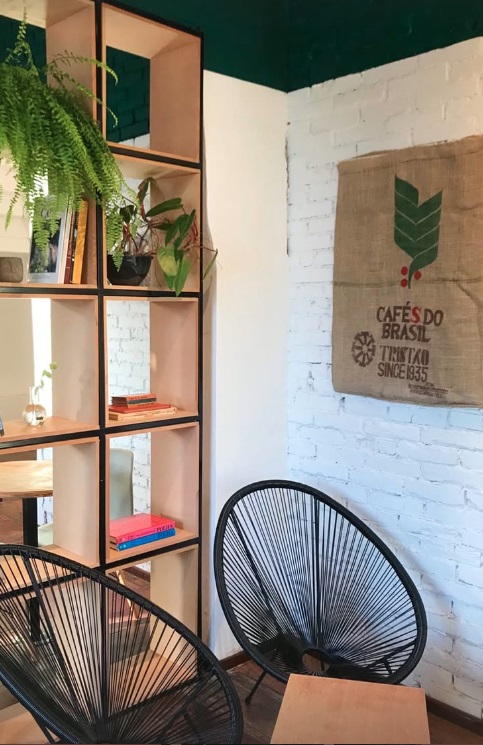 A decoração remete um ambiente aconchegante, com detalhes rústicos, tijolinho e madeira - Divulgação/Mzuri Café/ND Mais