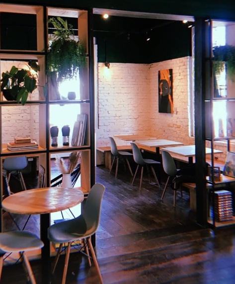A decoração remete um ambiente aconchegante, com detalhes rústicos, tijolinho e madeira - Divulgação/Mzuri Café/ND Mais