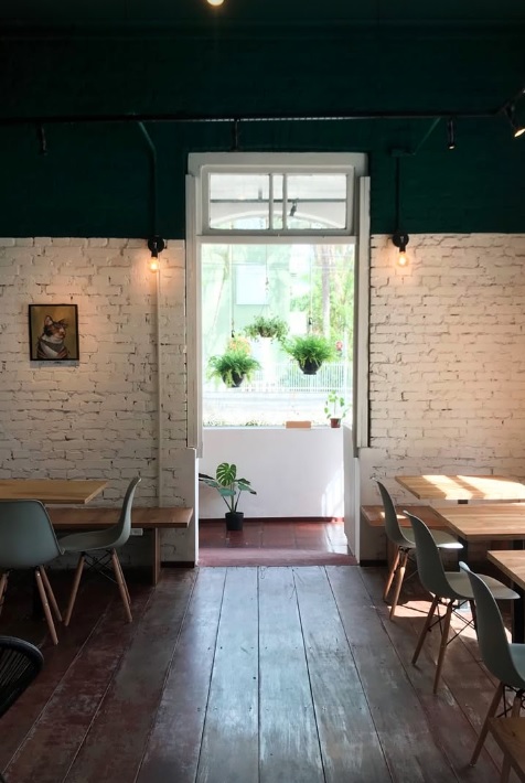 A decoração remete um ambiente aconchegante, com detalhes rústicos, tijolinho e madeira - Divulgação/Mzuri Café/ND Mais