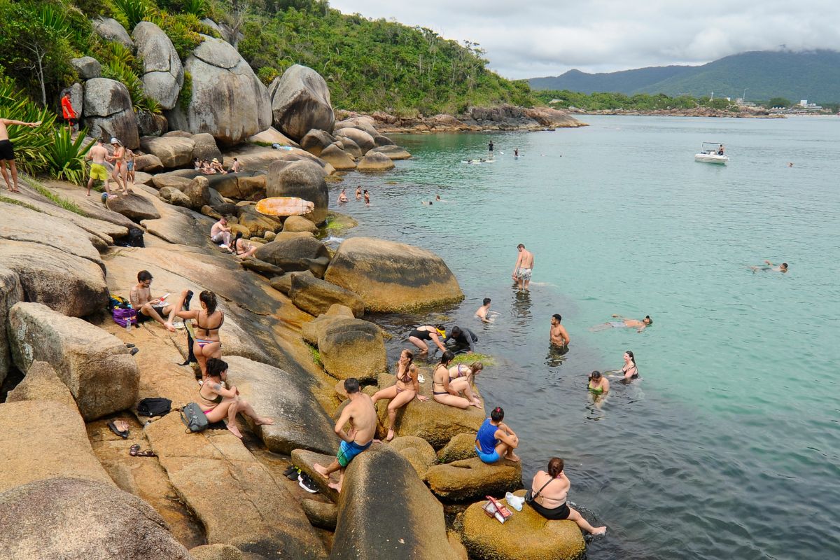 O local é conhecido como piscina por não possuir faixa de areia para acesso ao marFoto: Alan Pedro/ND Mais