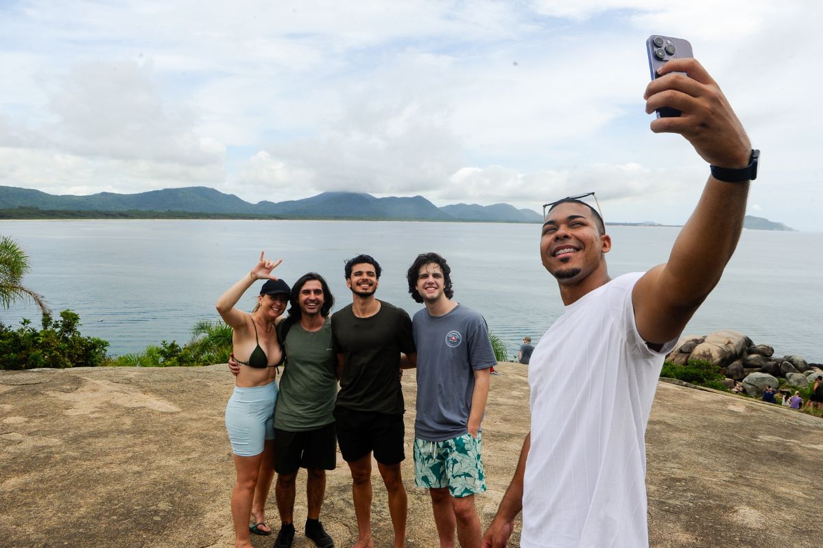 Caminho entre amigos na trilhaFoto: Alan Pedro/ND Mais